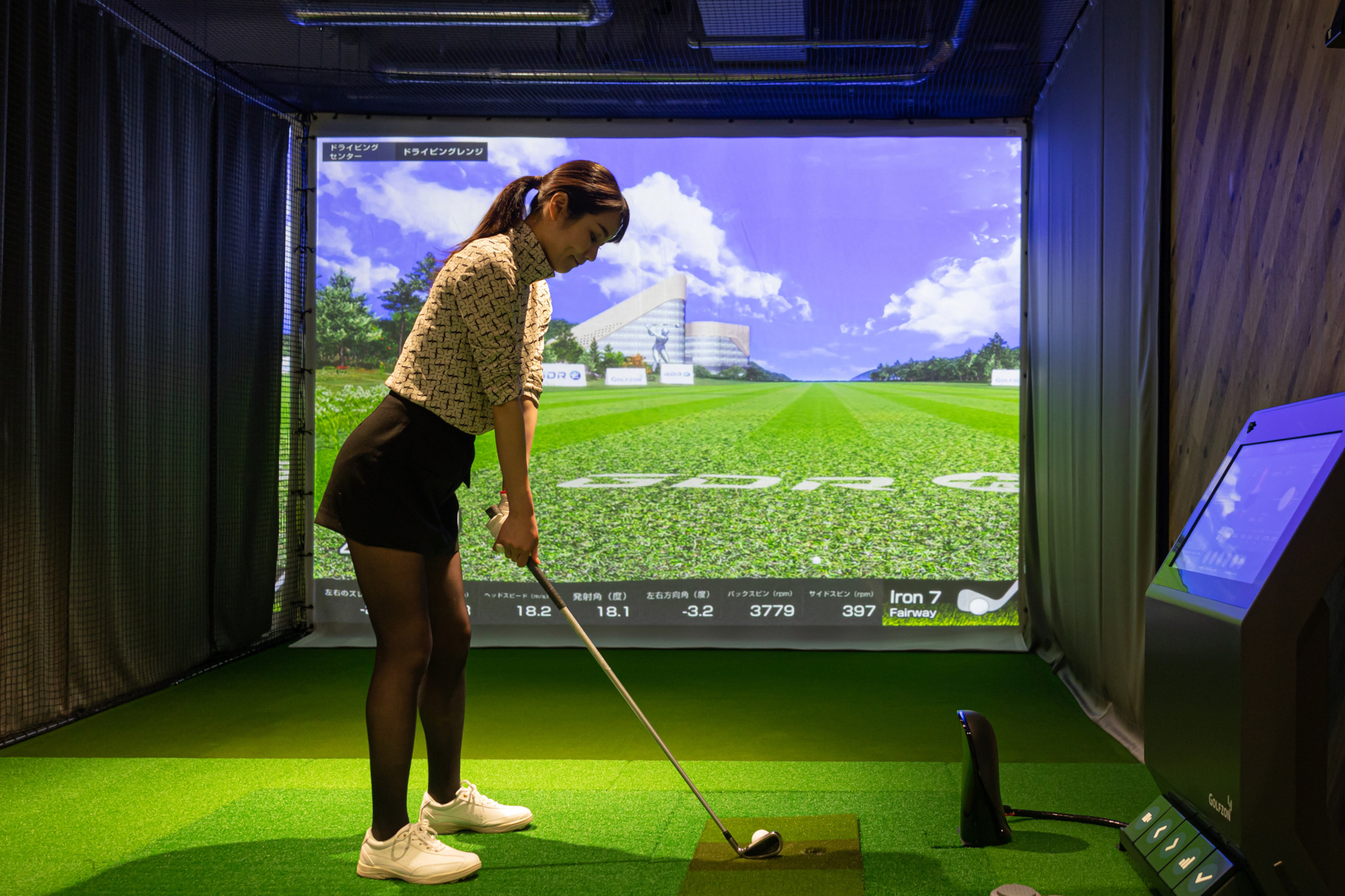 Z-1インドアゴルフ 和光店の打席で練習する女性